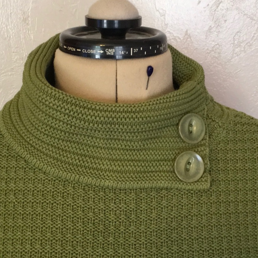 Splendor green 2 button modified turtleneck - Picture 2 of 10